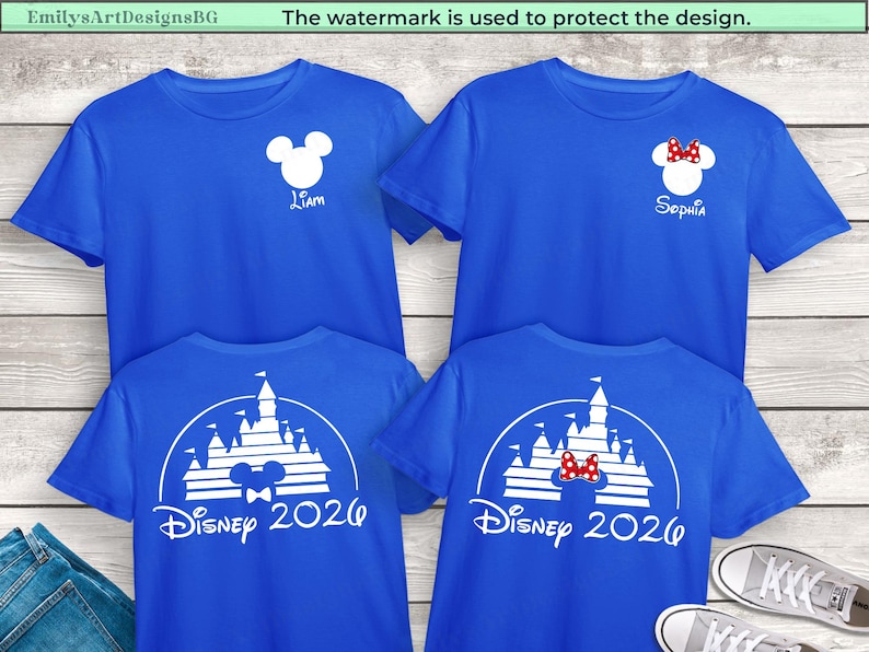 Puede incluir: Cuatro camisetas azules con gr&aacute;ficos blancos. Dos camisetas presentan una cabeza de Mickey Mouse con un nombre, y las otras dos tienen un dise&ntilde;o de castillo con "Disney 2026". Una camiseta tiene un lazo de Minnie Mouse.