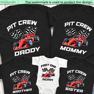 Op de afbeelding: Zwarte t-shirts met een rode raceauto-afbeelding en de woorden "PIT CREW" en "DADDY", "MOMMY", "BROTHER" en "SISTER". Een witte romper met een raceauto-afbeelding en de woorden "FAST ONE" en "NOAH".