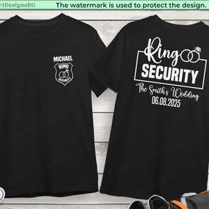 以下が含まれることがあります： 白のテキストとグラフィックが施された黒いTシャツ。1枚のシャツには、「MICHAEL RING SECURITY」というテキストが入ったバッジのデザインがあります。もう1枚のシャツには「Ring SECURITY」と「The Smith's Wedding 06.08.2025」と書かれています。