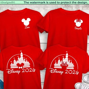 Puede incluir: Camisetas rojas con gr&aacute;ficos blancos. Dos camisetas tienen una cabeza de Mickey Mouse con un nombre, y dos presentan un dise&ntilde;o de castillo con "Disney 2026". Las camisetas de manga corta son ideales para una familia o grupo.