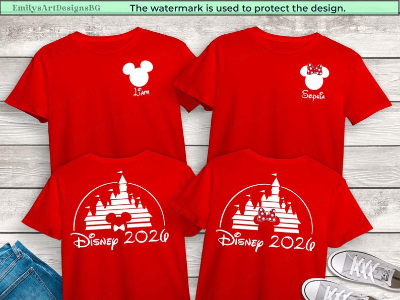 Puede incluir: Camisetas rojas con gr&aacute;ficos blancos. Dos camisetas tienen una cabeza de Mickey Mouse con un nombre, y dos presentan un dise&ntilde;o de castillo con "Disney 2026". Las camisetas de manga corta son ideales para una familia o grupo.