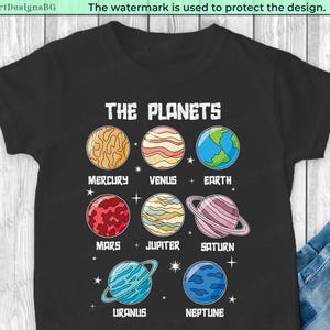 Może przedstawiać: Czarny T-shirt z grafiką planet naszego Układu Słonecznego. Planety są przedstawione w kolorowym stylu kreskówkowym z nazwami pod każdą planetą. Tekst "THE PLANETS" znajduje się na górze grafiki.