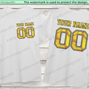 Könnte beinhalten: Zwei weiße T-Shirts mit einem gelben und roten Softball-Design. Das Design enthält die Nummer "00" und den Text "YOUR NAME".