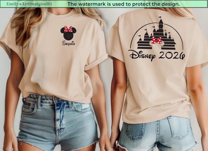 Puede incluir: Camiseta beige con dise&ntilde;o de Minnie Mouse, lazo rojo y el nombre "Sophia". La parte trasera muestra un castillo y "Disney 2026". La camiseta se combina con shorts de mezclilla. La imagen muestra un atuendo casual.