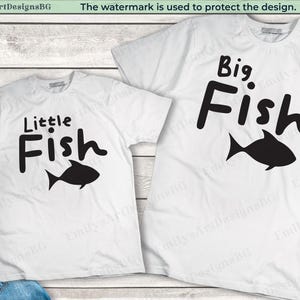 Peut inclure: Deux t-shirts blancs avec du texte noir et des graphiques de poissons. L'un dit "Big Fish" et l'autre "Little Fish". Les chemises sont probablement pour un parent et un enfant, ou pour des frères et sœurs.