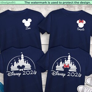 Puede incluir: Camisetas azul marino con dise&ntilde;os blancos de Disney. Dos camisetas presentan una cabeza de Mickey Mouse con los nombres "Liam" y "Sophia". Las otras dos camisetas tienen un dise&ntilde;o de castillo con el texto "Disney 2026". Ropa casual.
