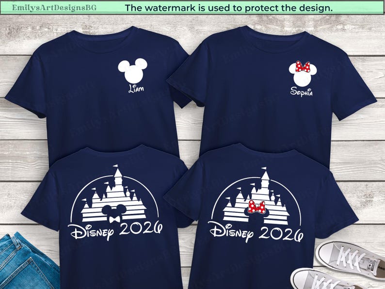Puede incluir: Camisetas azul marino con dise&ntilde;os blancos de Disney. Dos camisetas presentan una cabeza de Mickey Mouse con los nombres "Liam" y "Sophia". Las otras dos camisetas tienen un dise&ntilde;o de castillo con el texto "Disney 2026". Ropa casual.