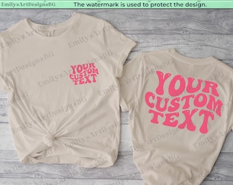 Può includere: Due magliette beige con il testo "YOUR CUSTOM TEXT" in rosa con font retrò. Una maglietta ha il testo sul davanti e l'altra sul retro.
