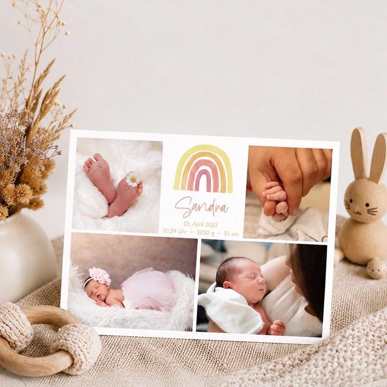 Pu&ograve; includere: Un biglietto di annuncio nascita con un collage di foto. La carta include un arcobaleno, il nome "Sandra" e i dettagli della nascita del bambino: 3200 g e 51 cm. Le foto mostrano i piedi del bambino, una mano che tiene la mano del bambino e il bambino che dorme.