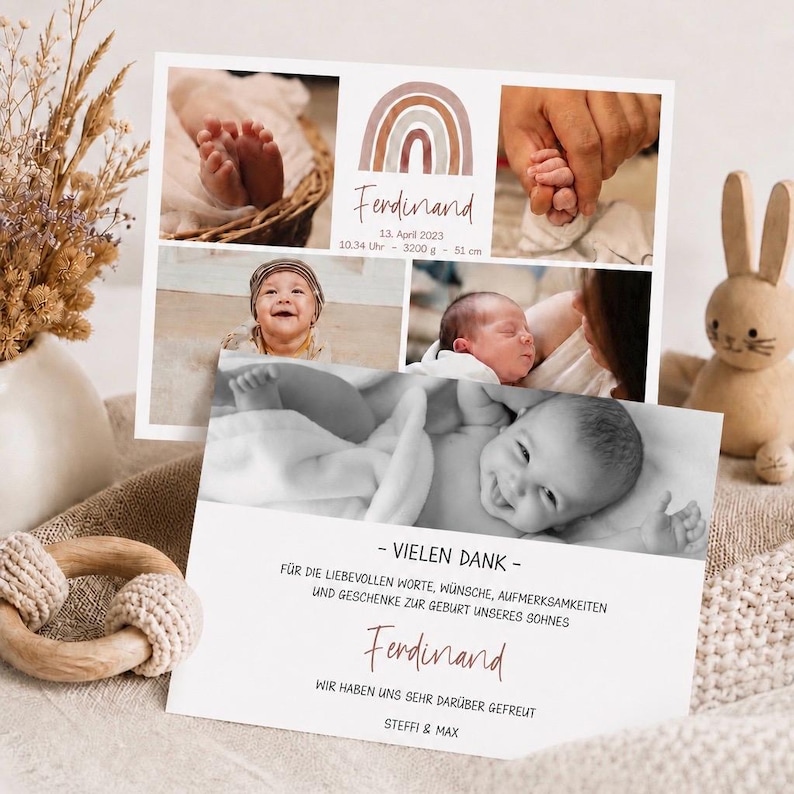 Pu&ograve; includere: Un biglietto di annuncio nascita con diverse foto di un neonato. La carta presenta un arcobaleno e il nome "Ferdinand". La carta include la data di nascita, l'ora, il peso (3200 g) e l'altezza (51 cm) del bambino.