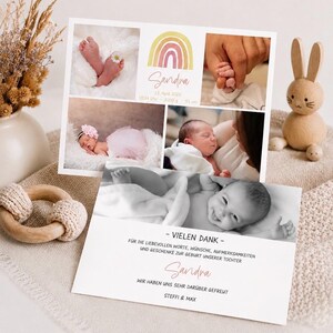 Pu&ograve; includere: Un biglietto di annuncio nascita con foto di un neonato, di nome Sandra, con dettagli sulla nascita. L'immagine include anche un coniglietto di legno e un anello per la dentizione. Il peso alla nascita del bambino era di 3200 grammi e 51 cm.