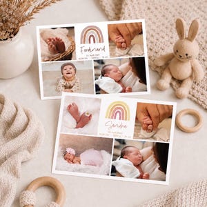 Pu&ograve; includere: Due biglietti di annuncio nascita personalizzati con foto di neonati. Ogni biglietto include un arcobaleno, il nome del bambino e i dettagli della nascita. Un coniglietto di peluche, un giocattolo di legno e una morbida coperta circondano i biglietti.