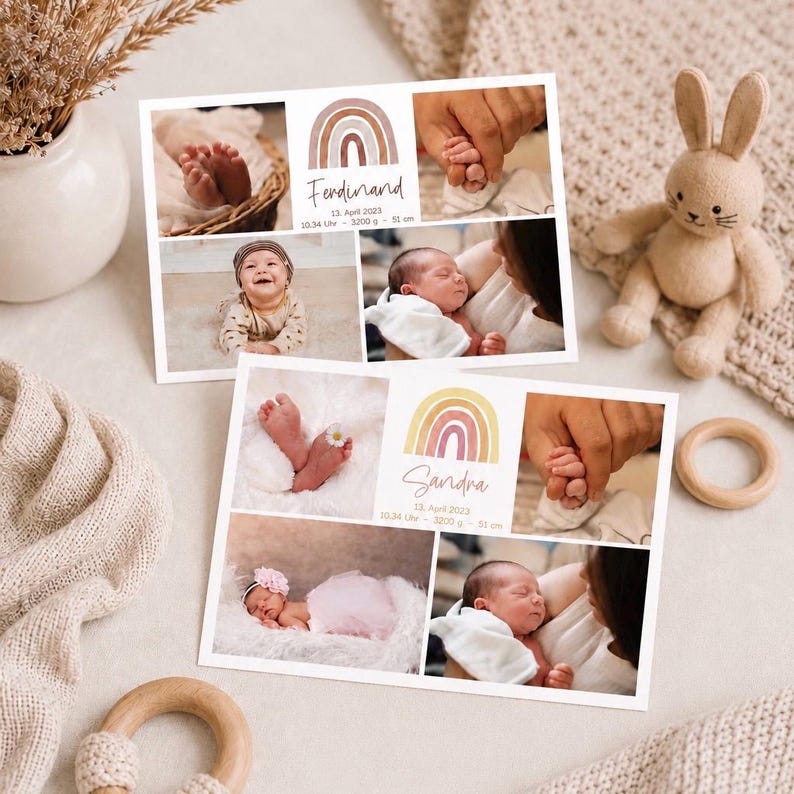 Pu&ograve; includere: Due biglietti di annuncio nascita personalizzati con foto di neonati. Ogni biglietto include un arcobaleno, il nome del bambino e i dettagli della nascita. Un coniglietto di peluche, un giocattolo di legno e una morbida coperta circondano i biglietti.