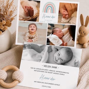 Pu&ograve; includere: Un biglietto di annuncio di nascita con foto. La carta dice "Alexander" e include i dettagli della nascita. Le foto mostrano piedini di bambino, un bambino sorridente e un bambino tenuto in braccio da un adulto. Sono presenti anche un anello per la dentizione in legno e un coniglietto di peluche.