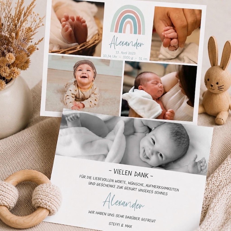 Pu&ograve; includere: Un biglietto di annuncio di nascita con foto. La carta dice "Alexander" e include i dettagli della nascita. Le foto mostrano piedini di bambino, un bambino sorridente e un bambino tenuto in braccio da un adulto. Sono presenti anche un anello per la dentizione in legno e un coniglietto di peluche.