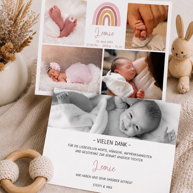 Pu&ograve; includere: Un biglietto di annuncio nascita con diverse foto di un neonato. Il biglietto include il nome del bambino, la data di nascita, l'ora, il peso (3200g) e l'altezza (51cm). Un coniglietto di peluche e un anello per la dentizione in legno sono anche visibili.
