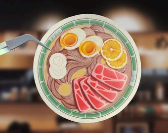 Op de afbeelding: Een rond, wit bord met een groene rand heeft een cartoonillustratie van een kom ramen. De ramen bevat noedels, twee eieren, een plak viskoek en een paar plakjes vlees. De tekst "味処" staat op het bord.