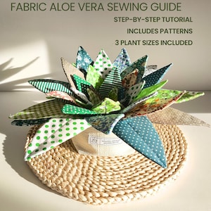 Puede incluir: Una planta de aloe vera de tela hecha a mano con hojas verdes estampadas. La planta está en una maceta beige sobre una estera de paja tejida. El texto "FABRIC ALOE VERA SEWING GUIDE" y otra información son visibles.