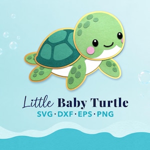 Può includere: Un'illustrazione di una tartaruga marina in stile cartoon con testa verde chiaro, guscio verde scuro e guance rosa, contornata in oro. Sotto la tartaruga, il testo recita Little Baby Turtle seguito dai formati SVG, DXF, EPS e PNG in blu.