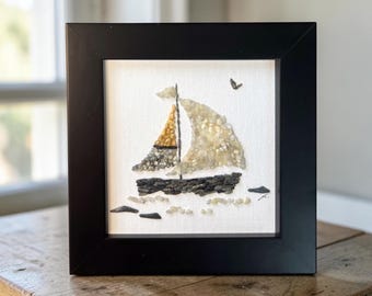Zeilboot mini originele mozaïek kiezelkunst — 4 x 4 ingelijst Coastal Maine