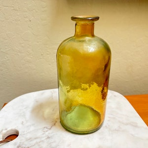 Bouteille d'apothicaire vintage en verre coloré, vase bourgeon jaune-vert, décoration de fenêtre
