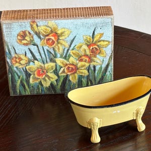 Primitives by Kathy Daffodil Box Sign Yellow Clawfoot Tub Soap Dish Cottage Decor Set