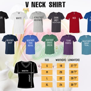Puede incluir: Muestra de camisetas con cuello en V en varios colores, como negro, blanco y rojo. La imagen tambi&eacute;n muestra una tabla de tallas con medidas en pulgadas para el ancho y el largo, de la S a la XL.