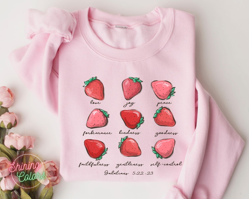 Puede incluir: Sudadera rosa con un gr&aacute;fico de fresas y el texto "love, joy, peace, forbearance, kindness, goodness, faithfulness, gentleness, self-control, Galatians 5:22-23".