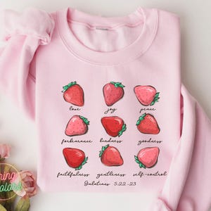 Puede incluir: Sudadera rosa con un gr&aacute;fico de fresas y el texto "love, joy, peace, forbearance, kindness, goodness, faithfulness, gentleness, self-control, Galatians 5:22-23".