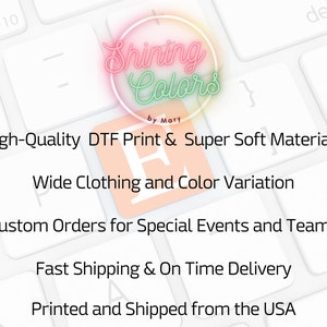 Puede incluir: Imagen de un teclado con el texto "Shining Colors by Mary". El texto destaca la impresi&oacute;n DTF de alta calidad, materiales suaves y una amplia variedad de ropa y colores. Tambi&eacute;n menciona pedidos personalizados y env&iacute;o r&aacute;pido.