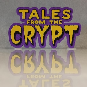 3D-geprint logo voor op een plank, geïnspireerd op de tv-serie Tales From The Crypt en de horrorfilm Crypt Keeper uit de jaren 90.