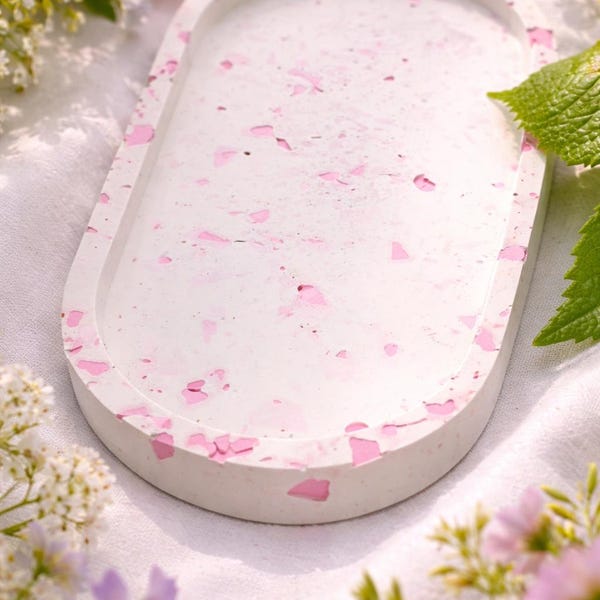 Handgemaakte ovale terrazzo schaal – decoratieve opbergbak en minimalistische sieradenschaal voor in huis.