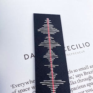 Zwarte papieren bladwijzer met geborduurde witte en rode abstracte geluidsgolf voor muziekliefhebbers