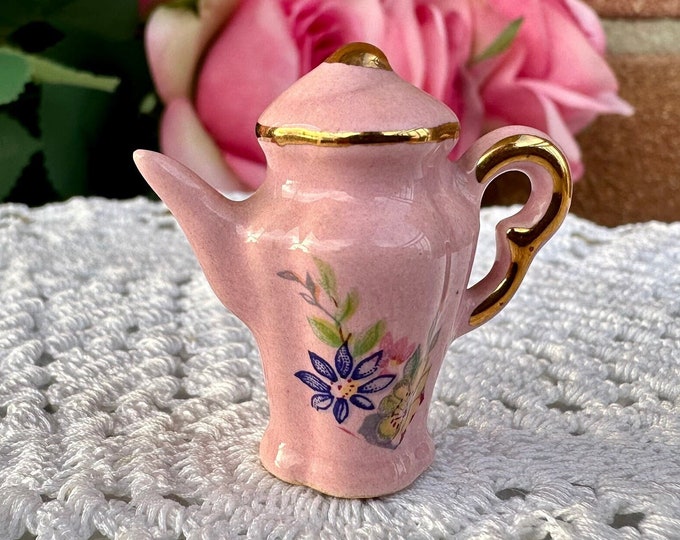 Miniature Pink Small Decoration with Delicate Floral Decor - Ideal for Dollhouses or Collectors