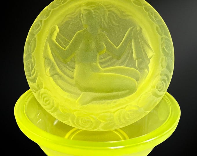 Exquisite Frosted Uranium Glass Box from the Ingrid Collection - Limited Edition Collectible by Hoffmann & Schlevogt