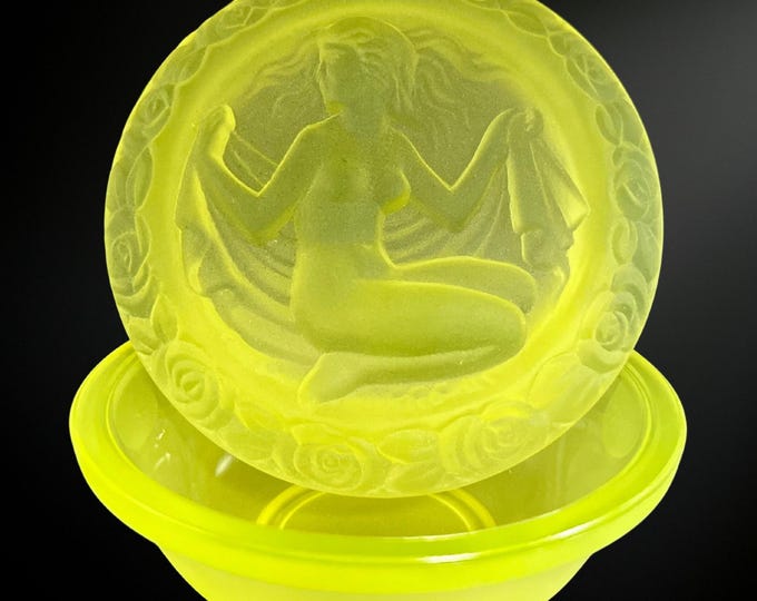 Exquisite Frosted Uranium Glass Box from the Ingrid Collection - Limited Edition Collectible by Hoffmann & Schlevogt