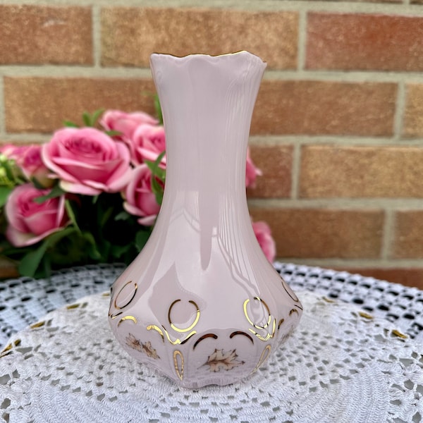Fall Finesse: Elegant Vase with Autumn Leaf Design and Shimmering 24-Karat Gold Detail