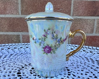 Elegant Pearlescent Porcelain Mug from Karlovy Vary, Czechoslovakia - Vintage Tea Mug with Gold Rim and Lid, Hand-Painted in 24k Gold.