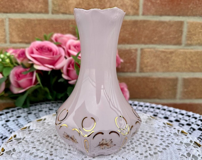 Fall Finesse: Elegant Vase with Autumn Leaf Design and Shimmering 24-Karat Gold Detail