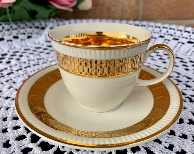 Sophisticated Ivory-Colored Cups with Internal 24K Gold Plating - Exquisite Decor for Workrooms or Kitchens