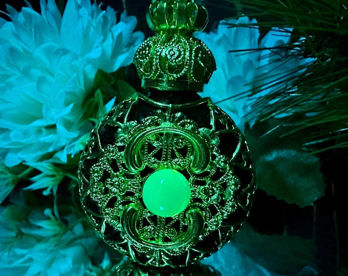 Vintage-style glass scent bottle with applicator wand, 5ml