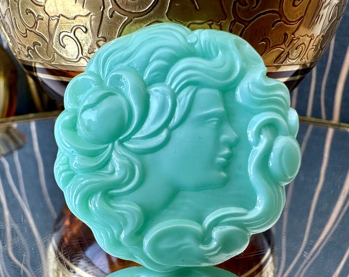 Radiant Uranium Glass Button - 3.9 cm Diameter for Unique Fashion Embellishment