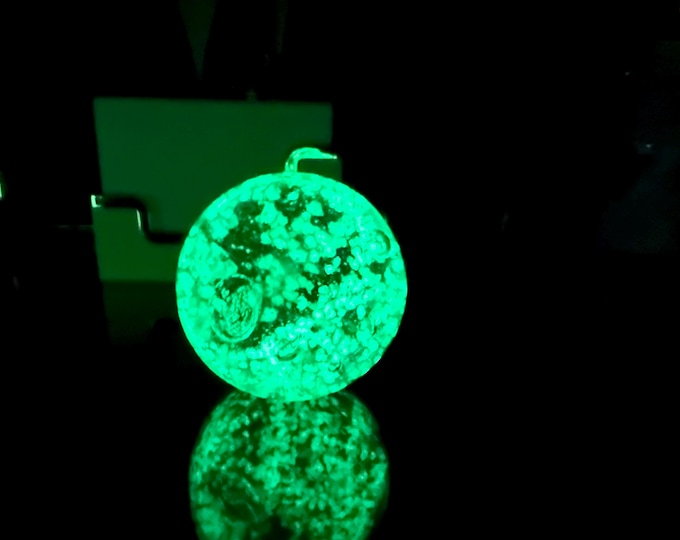 Glow-in-the-Dark Glass Keychain – Ø 25 mm
