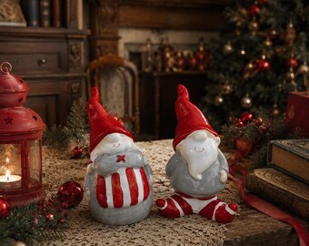 Encanta tu espacio al aire libre: juego de dos pequeños gnomos de cerámica para jardín