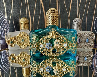 青いガラスの香水瓶：金色の装飾、石のアクセント、60ml - Etsy 日本