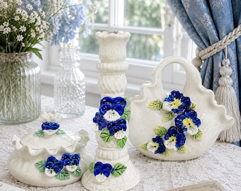 Juego de porcelana vintage con diseño de flor de pensamiento: cesta decorativa, caja para joyas y portavelas.