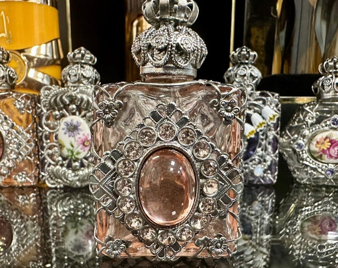 Luxurious Vintage-Style Perfume Bottle – Decorative Glass with Ornate Metal Details