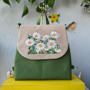 Anpassbare bestickte Tasche, Gänseblümchen, wasserabweisender Rucksack, handgefertigtes Geschenk für sie, Boho-Stil