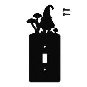 Puede incluir: Cubierta de interruptor de luz de metal negro con un gnomo con un sombrero puntiagudo y setas. El gnomo está encima de la cubierta rectangular, que tiene una abertura de interruptor de luz estándar y dos orificios para tornillos. Incluye dos tornillos negros.