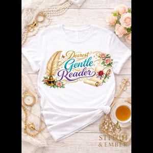 Puede incluir: Camiseta blanca con la frase "Dearest Gentle Reader" en una elegante tipografía, con una pluma, un pergamino y adornos florales. El diseño incluye colores turquesa, morado, dorado y rosa. La camiseta está anudada en la parte inferior.